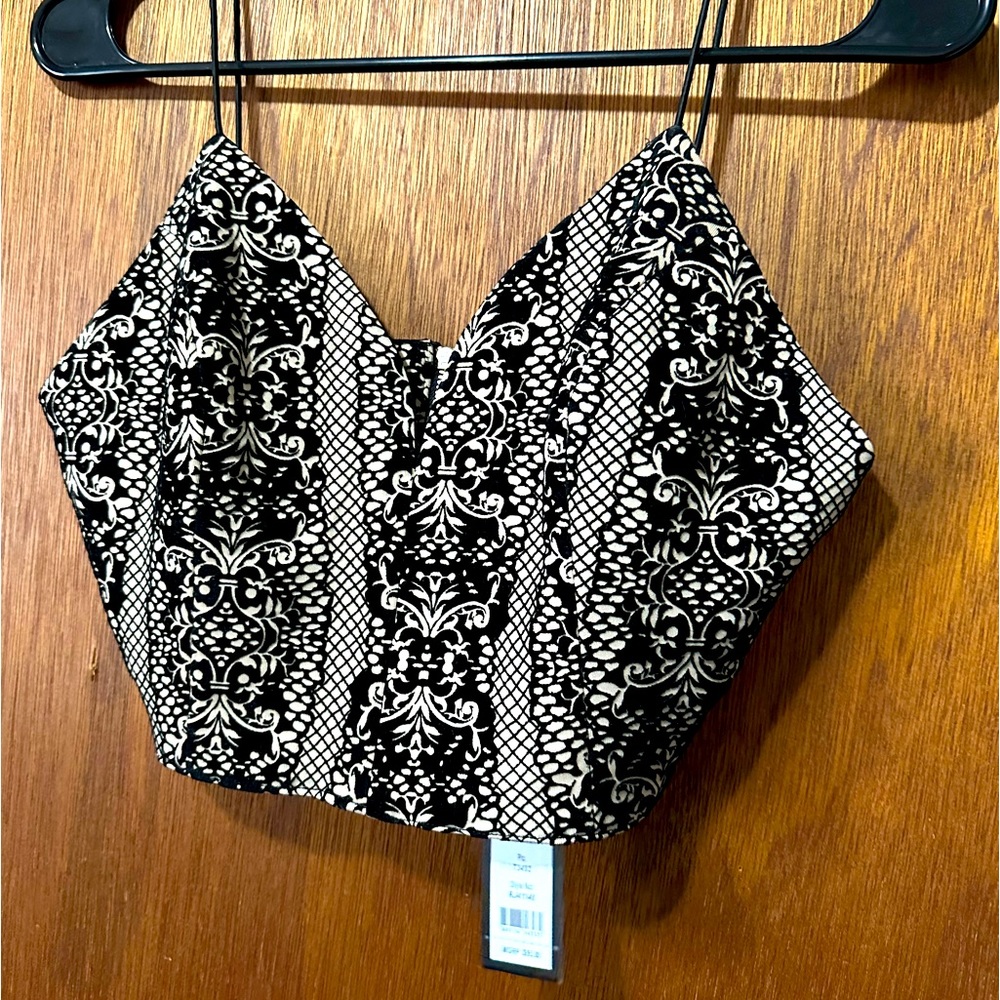 Romeo and Juliet cropped v-neck back zip tank size M